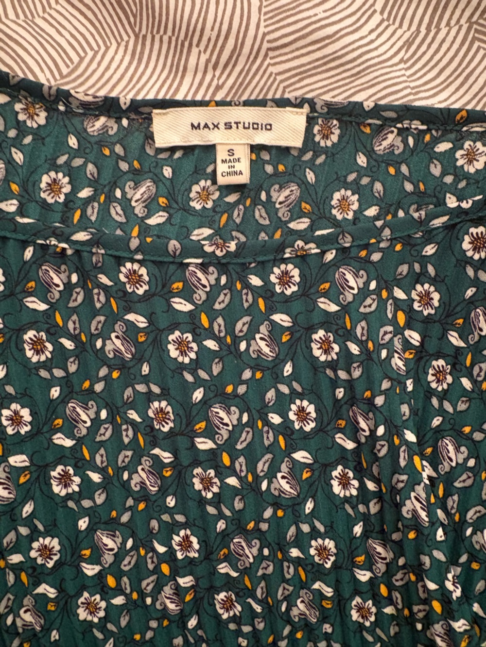 Max Studio Green Floral Long Sleeve Top - Picture 3 of 4